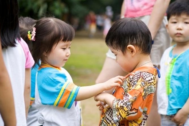 大家都希望孩子能進入知名的幼兒園學習，不得不說，名幼兒園的優勢在某種程度上確實是一般幼兒園無法企及的，名幼兒園的優勢確實更明顯，確實更讓家長放心。一般來說，知名幼兒園有什么特點呢? 