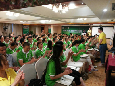 歐爸特意在下午的時(shí)候擠時(shí)間出來提前來到父母大學(xué)為父母們見面